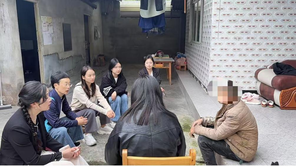 走访受助儿童家庭